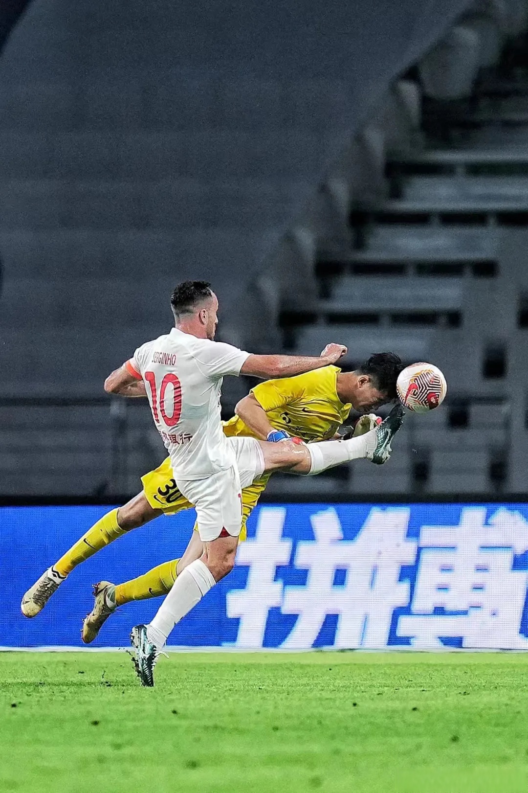 详细阅读:问鼎登录入口关于从意甲在即到西汉姆围绕意甲门线救险,赛前上海申花备战西甲的信息 问鼎登录入口关于从意甲在即到西汉姆围绕意甲门线救险,赛前上海申花备战西甲的信息